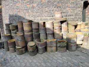 Saggers stacked outside bottle kiln. Image courtesy of the Potteries Museum and Art Gallery, Stoke-on-Trent