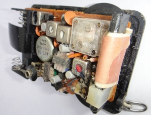Radio from 1975 showing ferrite rod antenna in forefront